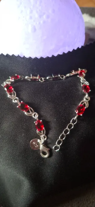 Pulsera Plata con Piedras Rojas Ovaladas