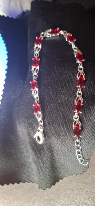 Pulsera Plata con Piedras Rojas Ovaladas