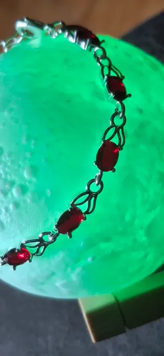 Pulsera Plata con Piedras Rojas Ovaladas