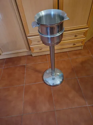 Cubitera de pie metálica