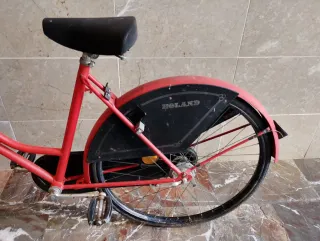 Bicicleta Vintage Roja con Cesta