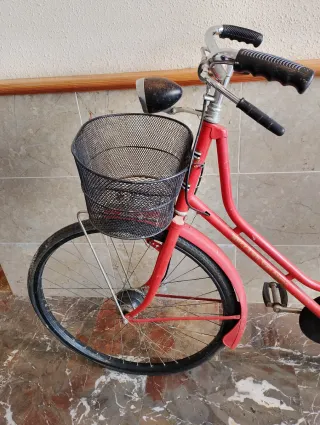 Bicicleta Vintage Roja con Cesta