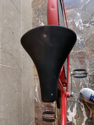 Bicicleta Vintage Roja con Cesta