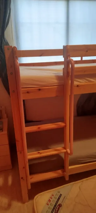 Cama litera Frieda madera con pasamanos rosa