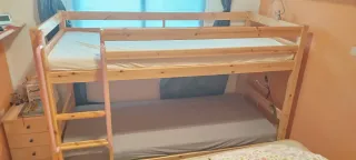 Cama litera Frieda madera con pasamanos rosa