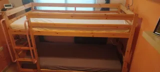 Cama litera Frieda madera con pasamanos rosa