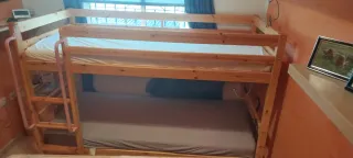 Cama litera Frieda madera con pasamanos rosa