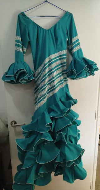 Traje de flamenca verde con volantes