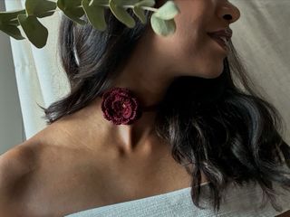 Choker. Estilo flor. Color beige. 100% a mano.