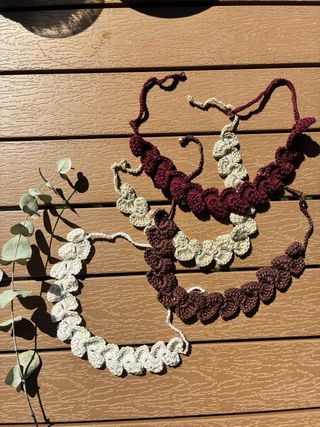 Choker. Estilo flor. Color beige. 100% a mano.