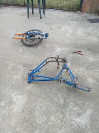 Chasis de moto azul y naranja