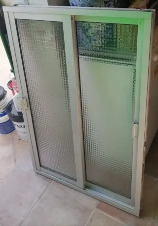 Ventana corredera metal con vidrio texturizado