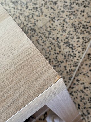 Mesa de centro de madera y plástico