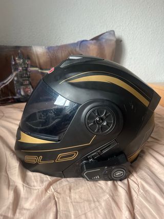 Casco de moto BLD negro y dorado con intercomuinte