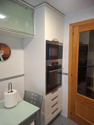 Muebles bajos cocina blancos,columna y vitrinas co