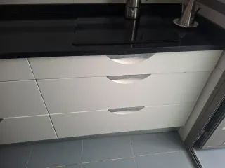 Muebles bajos cocina blancos,columna y vitrinas co