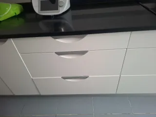 Muebles bajos cocina blancos,columna y vitrinas co