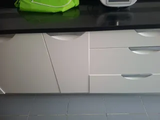 Muebles bajos cocina blancos,columna y vitrinas co