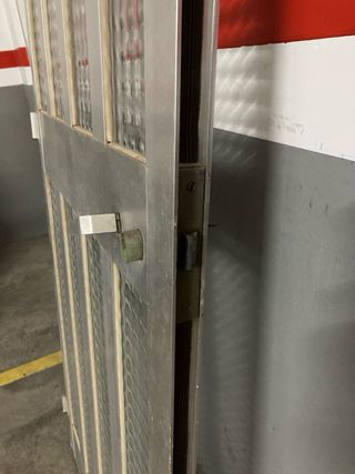 Puerta de aluminio con cristal.