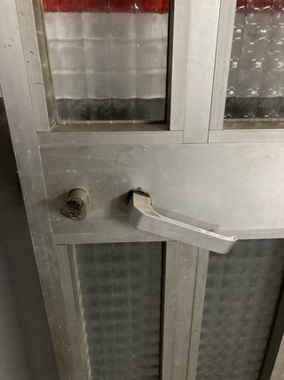Puerta de aluminio con cristal.
