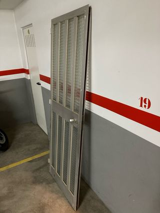Puerta de aluminio con cristal.