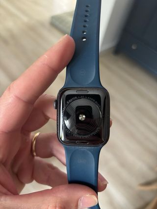 Apple Watch SE con cargador y correas