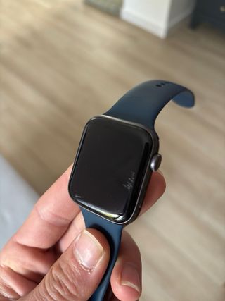 Apple Watch SE con cargador y correas