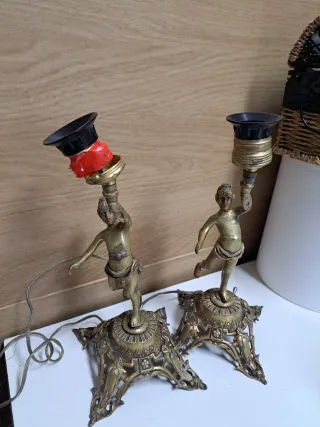 Pareja de lámparas querubines metal dorado
