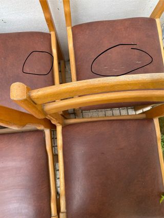 Sillas de madera con asiento polipiel marrón.