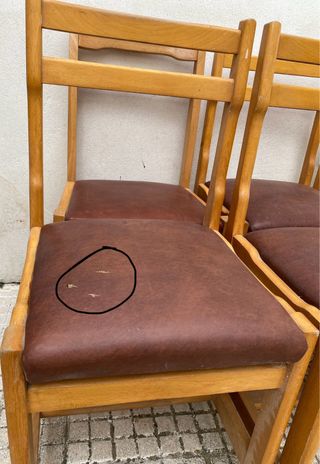 Sillas de madera con asiento polipiel marrón.