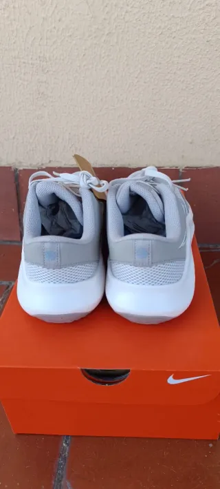 Nike Zapatillas Gris y Blanco