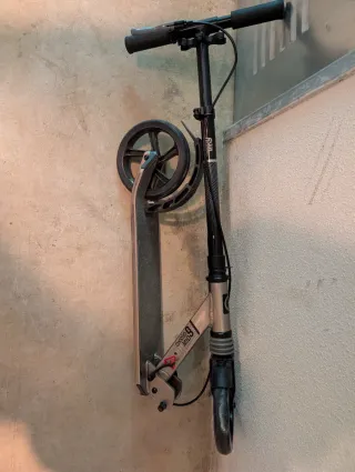 Patinete plegable plateado y negro