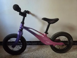 Bici sin pedales púrpura y rosa