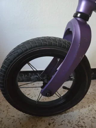 Bici sin pedales púrpura y rosa