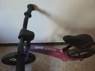 Bici sin pedales púrpura y rosa