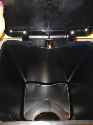 Cubo de basura con pedal y pegatinas