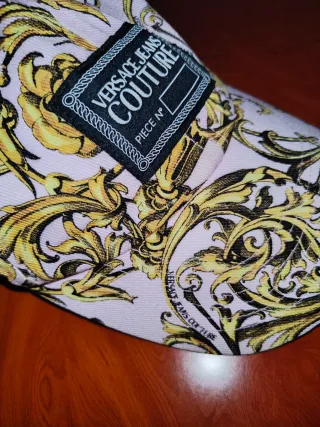 Gorra Versace Jeans Couture Rosa y Dorada