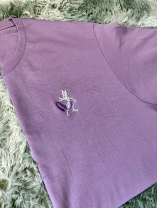 Camiseta bordada púrpura