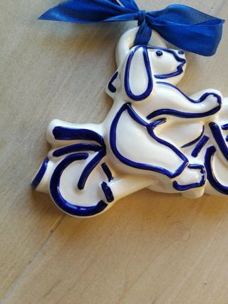 Cagnolino in moto ceramica decorativa