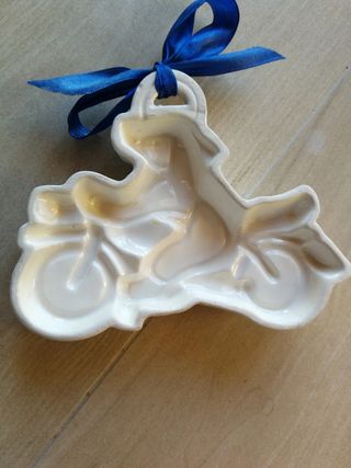 Cagnolino in moto ceramica decorativa