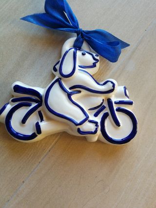 Cagnolino in moto ceramica decorativa
