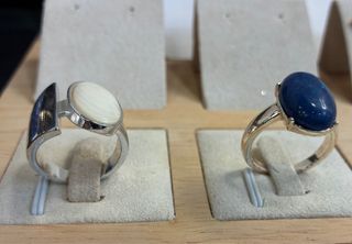 Anillo de plata con piedra blanca y azul