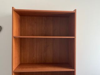 Estantería de madera marrón