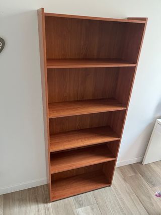 Estantería de madera marrón