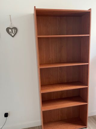 Estantería de madera marrón