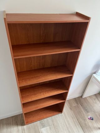 Estantería de madera marrón