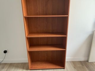 Estantería de madera marrón