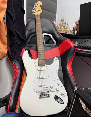 Guitarra eléctrica Squier blanco + pack completo