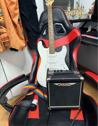 Guitarra eléctrica Squier blanco + pack completo