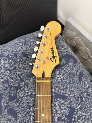 Guitarra eléctrica Squier blanco + pack completo